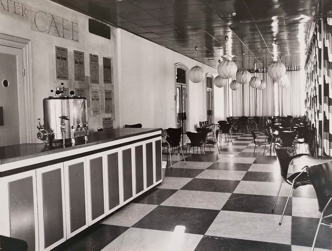 Bild av teatercafeet innan det blev kontor