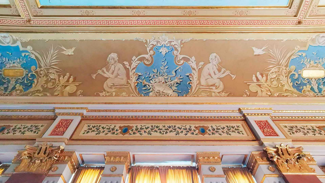 Bild av dekor från taket i Café Amadeus
